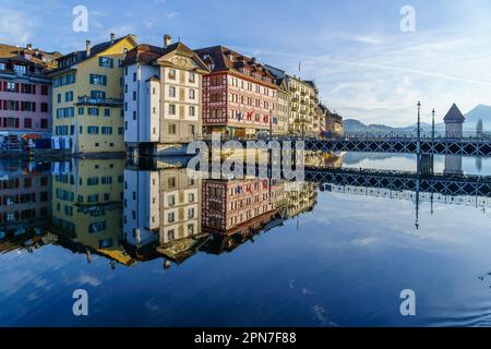 Lucerna, Svizzera - 22 febbraio 2023: Vista sul fiume Reuss, con vari edifici, locali e visitatori, a Lucerna (Lucerna), Svizzera Foto Stock