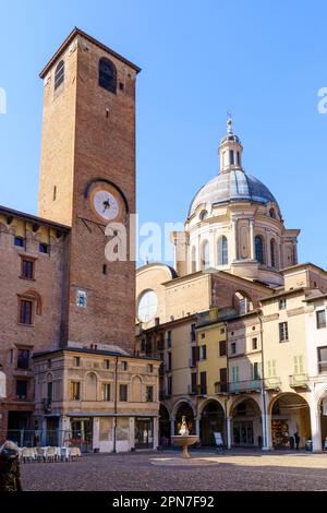 Mantova, Italia - 28 febbraio 2023: Vista su Piazza Sordello, con monumenti e aziende locali, locali e visitatori, a Mantova, Lombar Foto Stock
