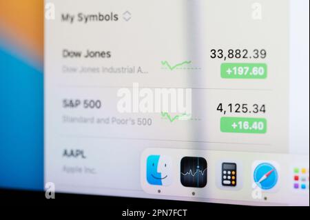 New york, USA - 12 aprile 2023: Controllo delle scorte in crescita nell'app Apple sullo schermo del computer Vista ravvicinata Foto Stock
