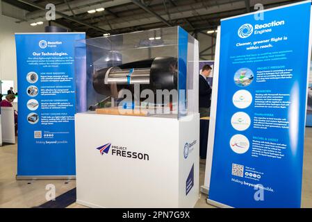 Aeroporto di Farnborough, Hampshire, Regno Unito. 17th Apr, 2023. I leader e le aziende del settore aerospaziale si sono riuniti al Farnborough International Exhibition & Conference Centre per concentrarsi sull'obiettivo di accelerare i progressi globali verso un'aviazione netta pari a zero entro il 2050. Gli altoparlanti e i display Keynote hanno evidenziato gli sviluppi nei motori elettrici e nei carburanti alternativi per sostituire i motori aerodinamici tradizionali, nonché i cambiamenti operativi per ridurre l'impatto sul clima. Progetto Fresson propulsione elettrica Foto Stock