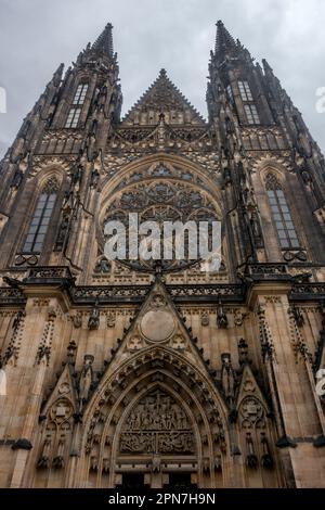 Ripresa verticale ad angolo basso di St Vitus nella città di Praga, Repubblica Ceca. Maestosa architettura religiosa cristiana. Foto Stock