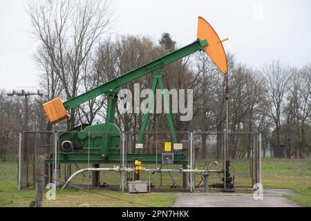 Sulingen, Germania. 16th Apr, 2023. Pompa dell'olio ExxonMobil, pozzo di produzione dell'olio, petrolio, giacimento petrolifero, nei pressi di Sulingen/bassa Sassonia, 03.08.2022, Credit: dpa/Alamy Live News Foto Stock