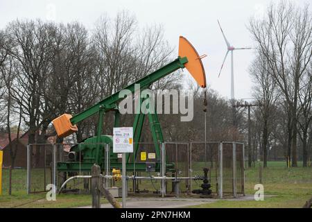 Sulingen, Germania. 16th Apr, 2023. Pompa olio ExxonMobil, pozzo di produzione di petrolio, in background una turbina eolica, petrolio greggio, giacimento di petrolio, vicino a Sulingen/bassa Sassonia 08/03/2022 Credit: dpa/Alamy Live News Foto Stock