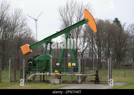 Sulingen, Germania. 16th Apr, 2023. Pompa olio ExxonMobil, pozzo di produzione di petrolio, in background una turbina eolica, petrolio greggio, giacimento di petrolio, vicino a Sulingen/bassa Sassonia 08/03/2022 Credit: dpa/Alamy Live News Foto Stock