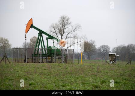 Sulingen, Germania. 16th Apr, 2023. Pompa dell'olio ExxonMobil, pozzo di produzione dell'olio, petrolio, giacimento petrolifero, nei pressi di Sulingen/bassa Sassonia, 03.08.2022, Credit: dpa/Alamy Live News Foto Stock