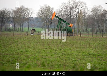 Sulingen, Germania. 16th Apr, 2023. Pompa dell'olio ExxonMobil, pozzo di produzione dell'olio, petrolio, giacimento petrolifero, nei pressi di Sulingen/bassa Sassonia, 03.08.2022, Credit: dpa/Alamy Live News Foto Stock