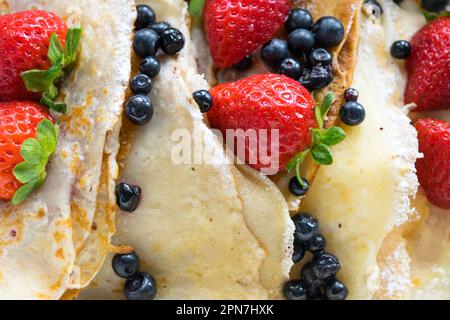 Pancake con fragole, mirtilli, vista ravvicinata. Foto Stock