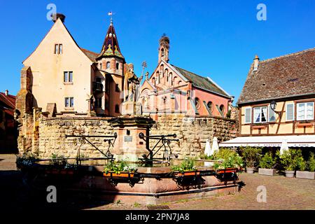 Eguisheim Castello con Neo-romanico di San Cappella Leo nel centro della città, Alsazia, Francia Foto Stock