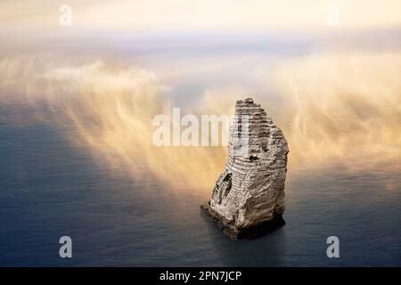 Nebbia serale sulla costa di Étretat, Costa d'Alabastro, Normandia, Francia Foto Stock