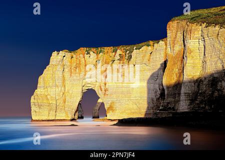 Costa rocciosa nella luce ultima sera, Étretat, Costa d'Alabastro, Normandia, Francia Foto Stock