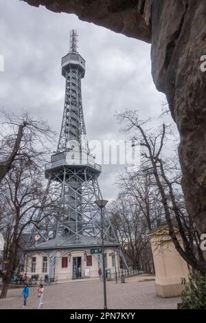 Praga, Czechia - 03.24.2023: Ripresa verticale della torre di osservazione Petrin con la gente che cammina. Foto Stock