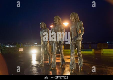 Statua in bronzo del gruppo pop Bee Gees di Andy Edwards, 2021, Loch Promenade, Douglas, Isola di Man Foto Stock