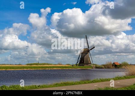 Mulini a vento Kinderdijk a Kinderdijk, un sito patrimonio dell'umanità dell'UNESCO vicino a Rotterdam, Olanda, Paesi Bassi in una soleggiata giornata primaverile in aprile Foto Stock