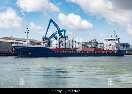La nave da carico, sfidante celtico, attraccò nel porto di Poole nell'aprile 2023 a Dorset, Regno Unito, mentre era in corso di carico. Foto Stock