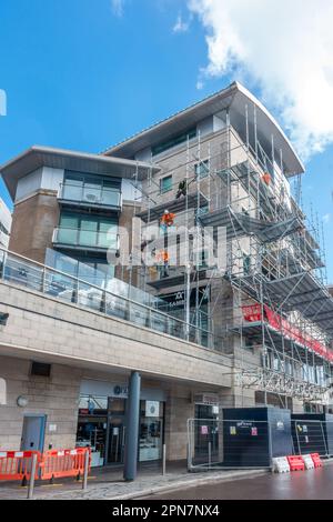 Impalcatura sul lato di un condominio in costruzione a Poole Harbour a Dorset, Regno Unito Foto Stock