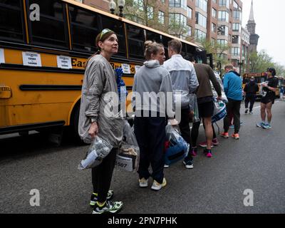 Boston, Massachusetts, Stati Uniti. 17th Apr, 2023. I corridori della maratona di Boston del 127th aspettano di consegnare l'attrezzatura post gara ai volontari in attesa. Quest'anno circa 30.000 corridori provenienti da più di 100 paesi eseguiranno il corso 26,2 dalla città di Hopkinton al centro di Boston. E' il 10th° anniversario del bombardamento al traguardo che ha ucciso tre e mutilati decine di altri. (Credit Image: © sue Dorfman/ZUMA Press Wire) SOLO PER USO EDITORIALE! Non per USO commerciale! Credit: ZUMA Press, Inc./Alamy Live News Foto Stock