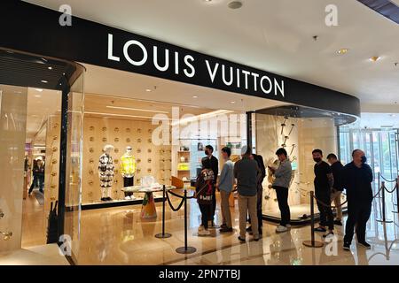 SHANGHAI, CINA - 17 APRILE 2023 - i clienti si allineano di fronte a un negozio Louis Vuitton a Shanghai, Cina, 17 aprile 2023. Foto Stock