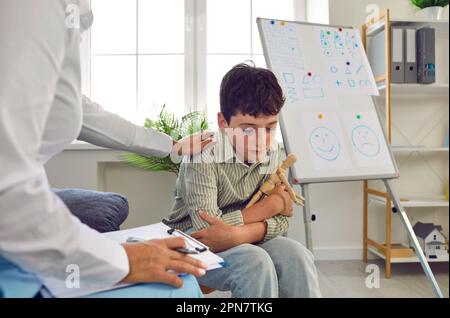 Psicologo cercando di sostenere il ragazzo depresso e aiutarlo a far fronte ai suoi problemi Foto Stock