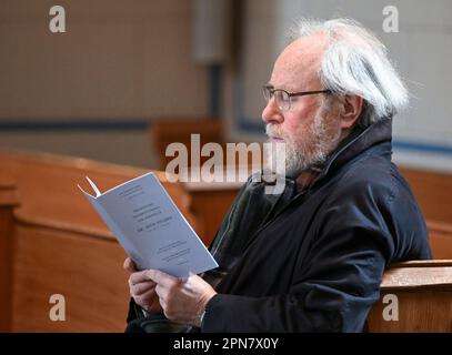 17 aprile 2023, Berlino: Wolfgang Thierse (SPD), ex presidente del Bundestag, partecipa al servizio funerario per l'ex vicepresidente del Bundestag A. Vollmer partecipa alla vecchia chiesa parrocchiale di Pankow. Il politico e pubblicista Verde morì il 15 marzo 2023 all'età di 79 anni. Foto: Jens Kalaene/dpa Foto Stock