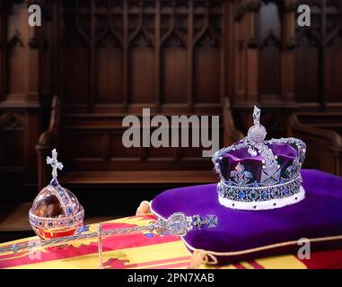 CROWN JEWELS al servizio funerale della Regina Elisabetta II, all'interno di St George’s Chapel Windsor, con la Corona di Stato Imperiale del Monarca, Sceptre e Orb sulla bara di sua Maestà, i simboli del Sovrano britannico esposti durante il servizio funerario, con un background concettuale armonioso. 19/09/2022 St Georges Chapel Windsor Berkshire Regno Unito. Esclusiva fusione di immagini digitali per l'acquisizione di trasmissioni UHD. Foto Stock