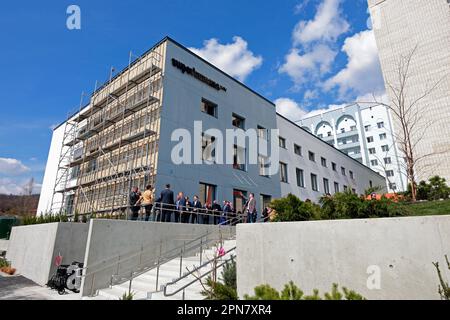 Non esclusiva: LVIV, UCRAINA - 14 APRILE 2023 - ospiti stranieri e sponsor visitare il superumani Prostetica e Riabilitazione Medical Centre, Lviv, Foto Stock