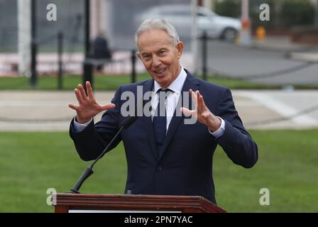 L'ex primo ministro Tony Blair ha parlato all'euveiling di un busto dell'ex senatore George Mitchell, durante una conferenza internazionale di tre giorni alla Queen's University Belfast in occasione del 25th° anniversario dell'accordo Belfast/Venerdì Santo. Data immagine: Lunedì 17 aprile 2023. Foto Stock