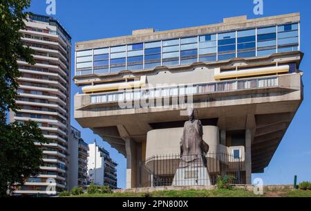 Argentina, Buenos Aires. La biblioteca nazionale o Biblioteca Nacional nel quartiere di Recoleta fu costruita dai militari negli anni '70, dopo essere stata destr Foto Stock