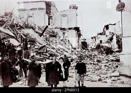 Il Re e la Regina d'Italia che assistono nel salvataggio delle vittime del terremoto. Il terremoto di Messina è stato il 28th dicembre 1908, la coppia reale che ha partecipato al nuovo anno. Le città di Messina e Reggio Calabria hanno subito gravi danni e perdite. La coppia reale era: Vittorio Emanuele III ed Elena di Montenegro. Da un anno legato: L'anno meraviglioso, 1909. Un resoconto illustrato dei risultati e degli eventi degni di nota del Daily News, Londra e Manchester, pubblicato da Headley Brothers, 1909. Foto Stock