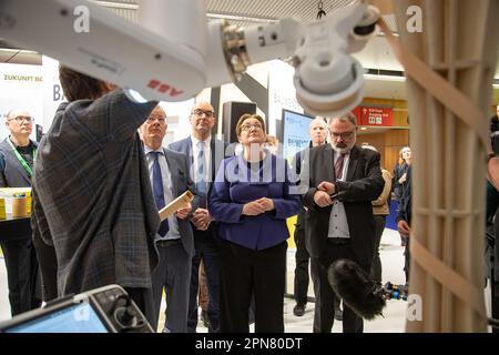 Monaco, Germania. 17th Apr, 2023. Il ministro tedesco della costruzione Klara Geywitz alla BAU, la fiera mondiale dell'architettura, dei materiali, dei sistemi, il 17 aprile 2023 a Monaco di Baviera, Germania. (Foto di Alexander Pohl/Sipa USA) Credit: Sipa USA/Alamy Live News Foto Stock