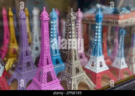 Souvenir della Torre Eiffel dietro la vetrina del negozio di articoli da regalo a Parigi, Francia. Foto Stock