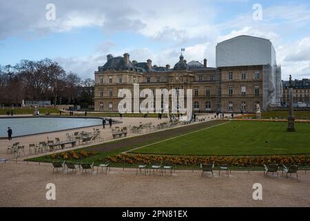 Il Palazzo di Lussemburgo nel Jardin du Luxembourg (Giardini di Lussemburgo), in parte in restauro. Parigi, Francia. Marzo 24, 2023. Foto Stock