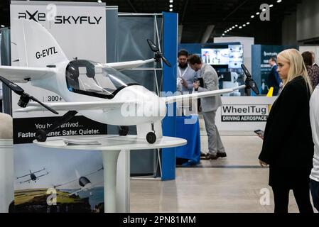 Aeroporto di Farnborough, Hampshire, Regno Unito. 17th Apr, 2023. I leader e le aziende del settore aerospaziale si sono riuniti al Farnborough International Exhibition & Conference Centre per concentrarsi sull'obiettivo di accelerare i progressi globali verso un'aviazione netta pari a zero entro il 2050. Gli altoparlanti e i display Keynote hanno evidenziato gli sviluppi nei motori elettrici e nei carburanti alternativi per sostituire i motori aerodinamici tradizionali, nonché i cambiamenti operativi per ridurre l'impatto sul clima. Modello di aereo elettrico Skyfly Axe Foto Stock