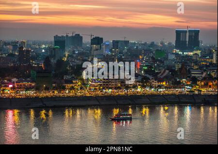 Phnom Penh skyline al crepuscolo, Cambogia. Credito: Kraig Lieb Foto Stock