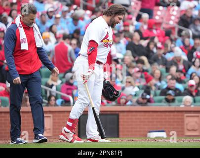 St Louis Cardinals Head trainer Adam o'Neal guarda St. Louis Cardinals Alec Burleson dopo che Burleson ha sperimentato il dolore nel suo piede mentre battendo nel primo inning contro i pirati di Pittsburgh al Busch Stadium in St Luigi Domenica, 16 aprile 2023. Burleson ultima la partita dopo la battuta. Foto di Bill Greenblatt/UPI Foto Stock