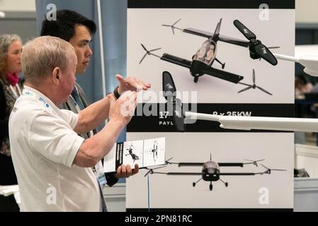 Aeroporto di Farnborough, Hampshire, Regno Unito. 17th Apr, 2023. I leader e le aziende del settore aerospaziale si sono riuniti al Farnborough International Exhibition & Conference Centre per concentrarsi sull'obiettivo di accelerare i progressi globali verso un'aviazione netta pari a zero entro il 2050. Gli altoparlanti e i display Keynote hanno evidenziato gli sviluppi nei motori elettrici e nei carburanti alternativi per sostituire i motori aerodinamici tradizionali, nonché i cambiamenti operativi per ridurre l'impatto sul clima. Espositore di velivoli elettrici Skyfly Axe Foto Stock