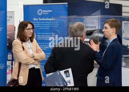 Aeroporto di Farnborough, Hampshire, Regno Unito. 17th Apr, 2023. I leader e le aziende del settore aerospaziale si sono riuniti al Farnborough International Exhibition & Conference Centre per concentrarsi sull'obiettivo di accelerare i progressi globali verso un'aviazione netta pari a zero entro il 2050. Gli altoparlanti e i display Keynote hanno evidenziato gli sviluppi nei motori elettrici e nei carburanti alternativi per sostituire i motori aerodinamici tradizionali, nonché i cambiamenti operativi per ridurre l'impatto sul clima. Supporto motori di reazione Foto Stock