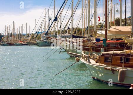 Parcheggio per yacht nel porto del Mar Egeo. Turchia Bodrum. Mare Foto Stock