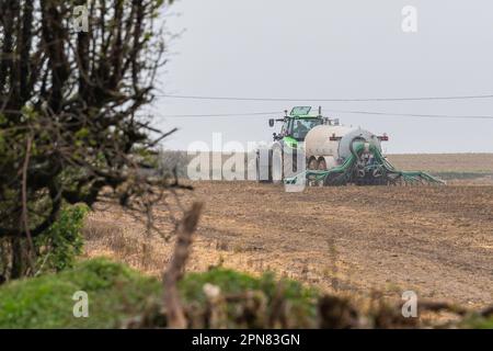 Ballynascubbig, West Cork, Irlanda. 17th Apr, 2023. Il coltivatore Liam Ryan, che coltiva suini e prodotti lattiero-caseari, distribuisce liquami su un campo di 80 acri utilizzando uno spanditore con barra di sgranatura Conor 3500 TR, trainato da un trattore Deutz-Fahr 7250 a una velocità di 3.000 litri per acro. Credit: AG News/Alamy Live News Foto Stock