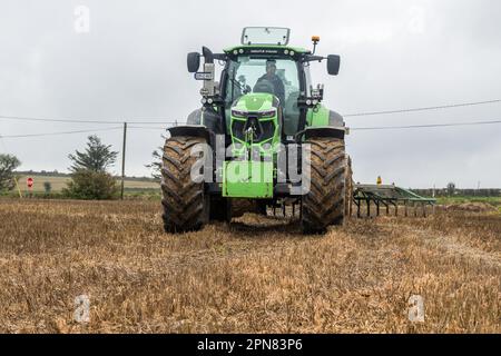 Ballynascubbig, West Cork, Irlanda. 17th Apr, 2023. Il coltivatore Liam Ryan, che coltiva suini e prodotti lattiero-caseari, distribuisce liquami su un campo di 80 acri utilizzando uno spanditore con barra di sgranatura Conor 3500 TR, trainato da un trattore Deutz-Fahr 7250 a una velocità di 3.000 litri per acro. Credit: AG News/Alamy Live News Foto Stock