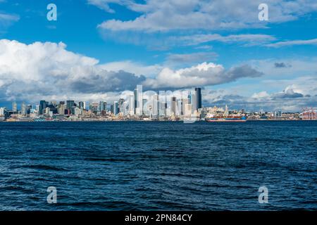 Le nuvole si trovano sui grattacieli dello skyline di Seattle, Washington. Foto Stock