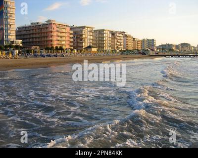 Mattina spiaggia di sabbia vuota, Lido di Jesolo, Veneto, Italia Foto Stock