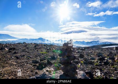 Comportamento sociale. Piramide di pietra fatta da pezzi di lava su un altopiano vulcanico da escursionisti. Le persone inconsciamente costruire cairns in tutto il mondo, marchio te Foto Stock