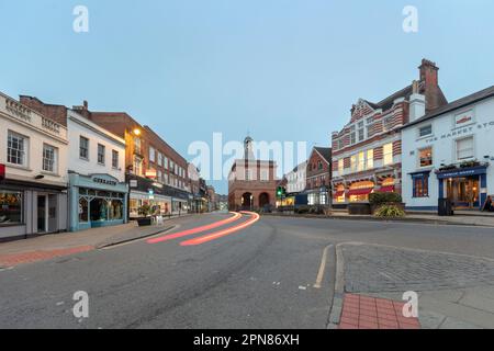 Vista lungo Reigate High Street con il Vecchio Municipio all'alba, Reigate, Surrey, Inghilterra, Regno Unito, Europa Foto Stock