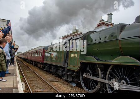 Treno a vapore Bahamas 45596 che passa Gobowen in Shropshire. Foto Stock