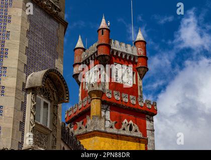 Bella torre dell'orologio rosso al Palácio da pena a Sintra Portogallo Foto Stock