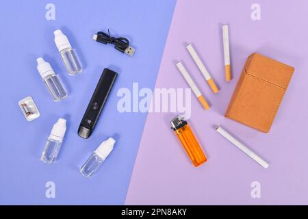 Confronto tra sigaretta elettronica e vera con utensili Foto Stock