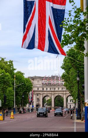 LONDRA - 18 maggio 2022: Festeggia il Platinum Jubilee con una visita all'Admiralty Arch, il monumento storico adornato con i patriottici Union Jacks and Whi Foto Stock