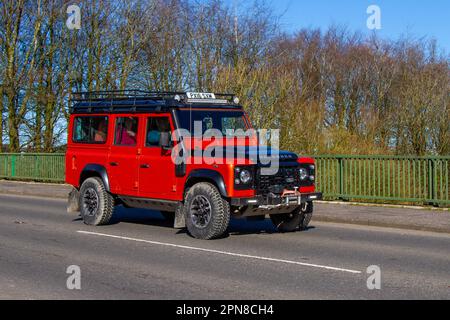 2016 Land Rover Defender 110 Adventure Td D/C 2,2 TDCI Orange LCV Station Wagon Diesel 2198 cc; attraversando il ponte autostradale a Greater Manchester, Regno Unito Foto Stock