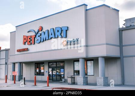 HARAHAN, LA, USA - 23 MARZO 2023: Davanti al negozio PetSmart nel centro commerciale Elmwood Foto Stock