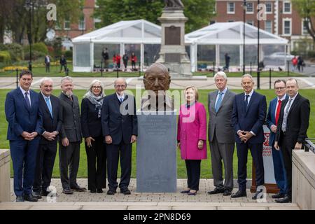 (Da sinistra a destra) il leader del Partito Verde irlandese Eamon Ryan, l'ex Taoiseach Bertie Ahern, l'artista grafico irlandese Colin Davidson, Heather MacLachlan, l'ex senatore americano George Mitchell, Hillary Clinton, l'ex presidente degli Stati Uniti Bill Clinton, l'ex primo ministro Sir Tony Blair, il professor Ian Greer di QUB, E il Segretario di Stato dell'Irlanda del Nord Chris Heaton-Harris, dopo la presentazione di un busto dell'ex senatore americano George Mitchell, durante la conferenza internazionale di tre giorni alla Queen's University Belfast in occasione del 25th° anniversario dell'accordo Belfast/Venerdì Santo. Foto Stock